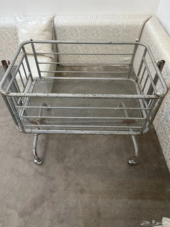 سرير أطفال من النوادر وتحفه أثريه عمرها 44سنه 3