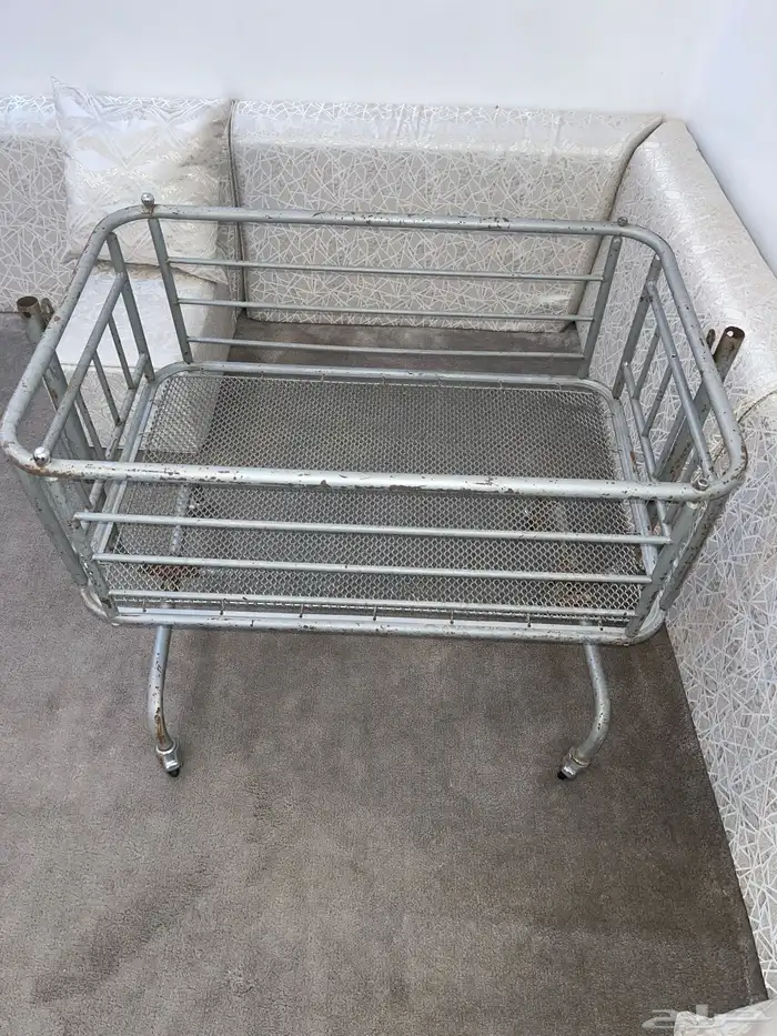 سرير أطفال من النوادر وتحفه أثريه عمرها 44سنه 0