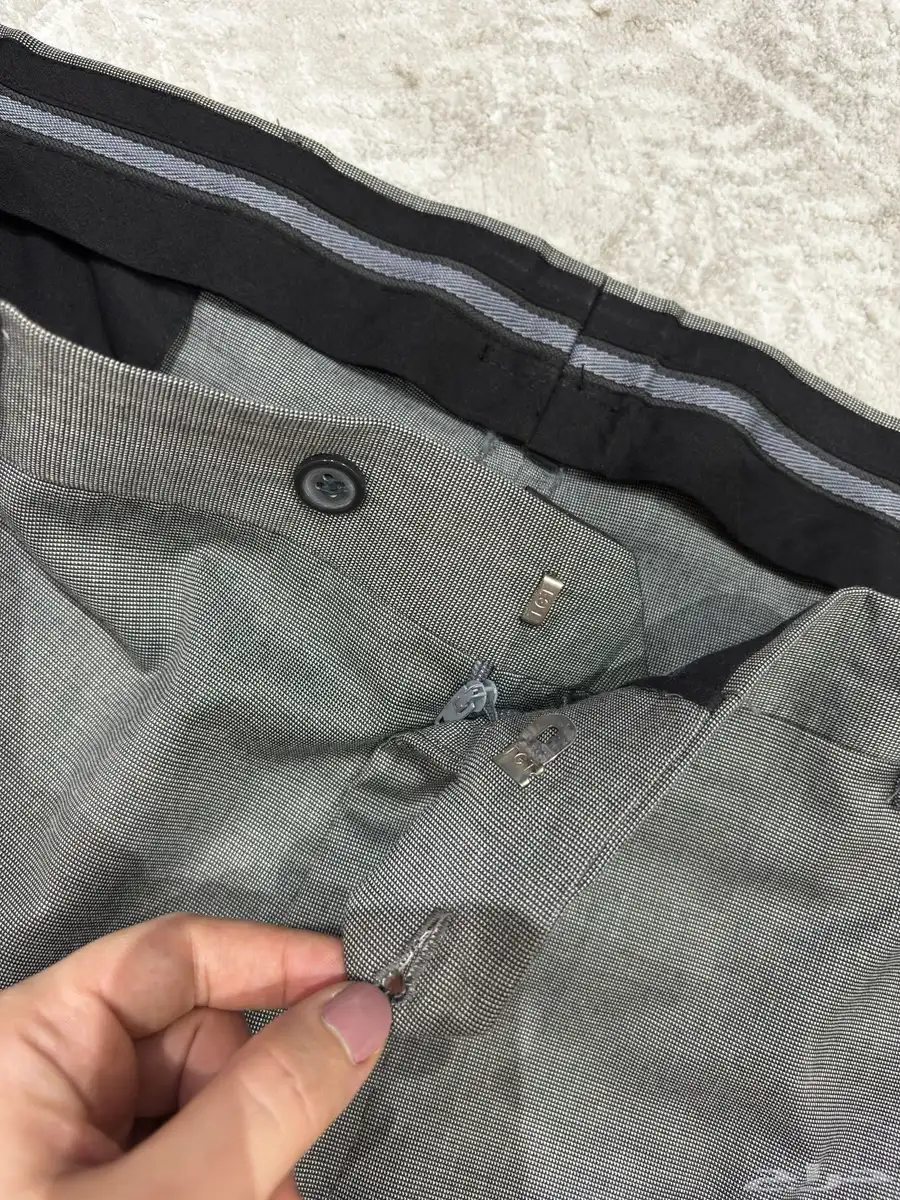 بدلة مع بنطلون hugo boss مقاس 60 18