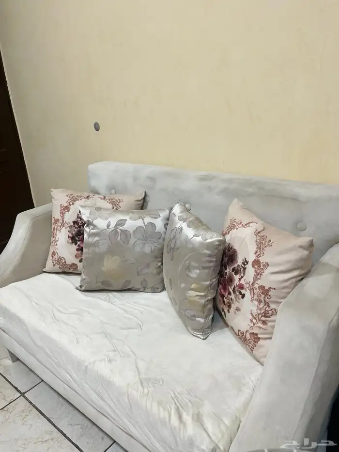 كنب للبيع مع الطاولة 2