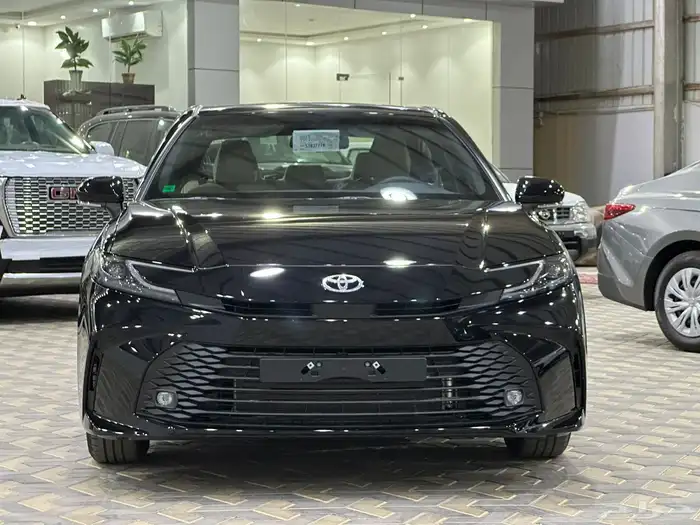 للبيع كامريE 2025 خليجي ورد الساير لون اسود. 2