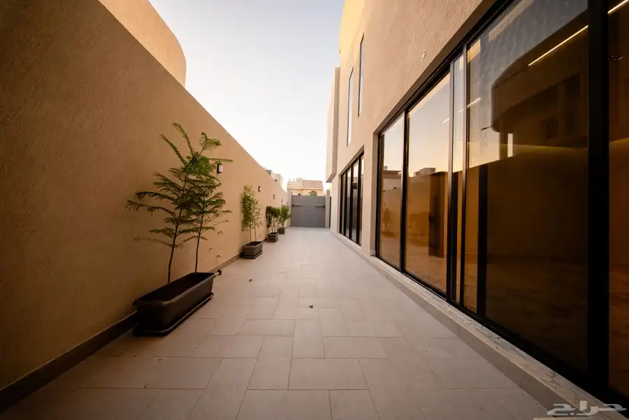 فلة جديده للبيع- حي الغدير 10