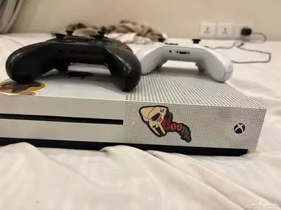 Xbox on s مع ثلاث يدات تحكم 1