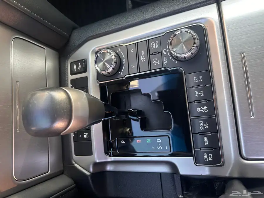 لاندكروزر vxs grand touring بريمي 40