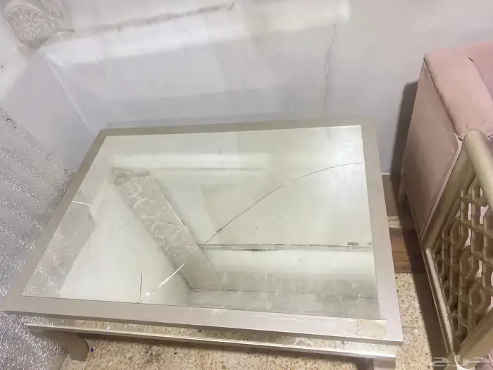 ثلاث كنب مع طاولة زجاج 3