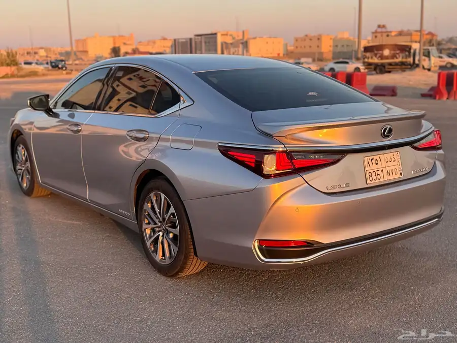 لكزس ES300h موديل 2022 4
