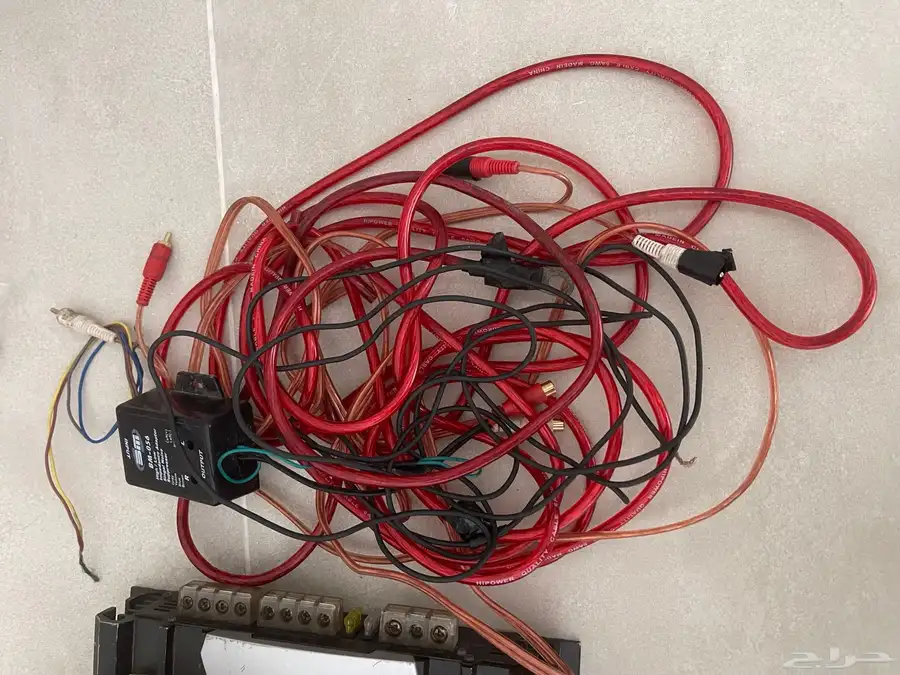 للبيع مضخم صوت واوفره ووايرات كامل 4