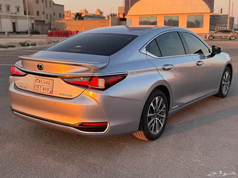 لكزس ES300h موديل 2022 5