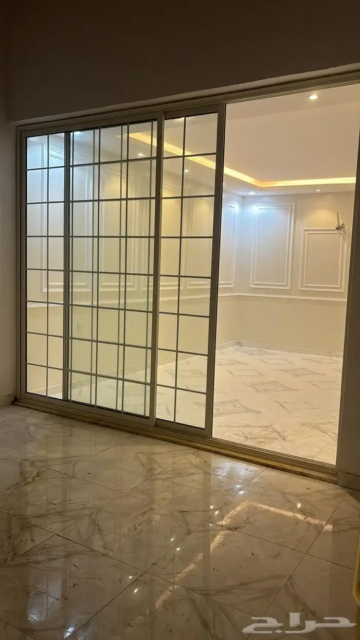 للبيع دور في الحمراء مساحة 400 2