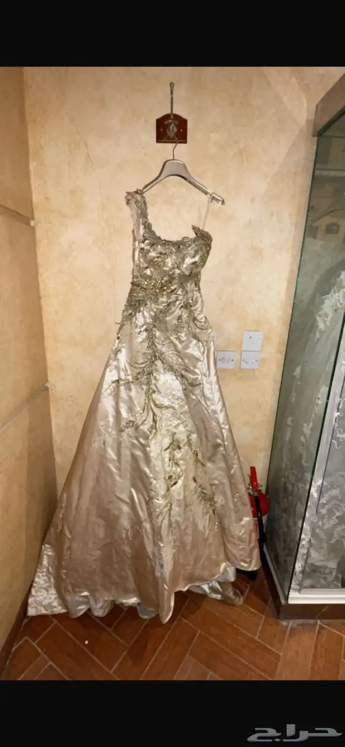 ادوات خياطه وطاولات وفساتين 10