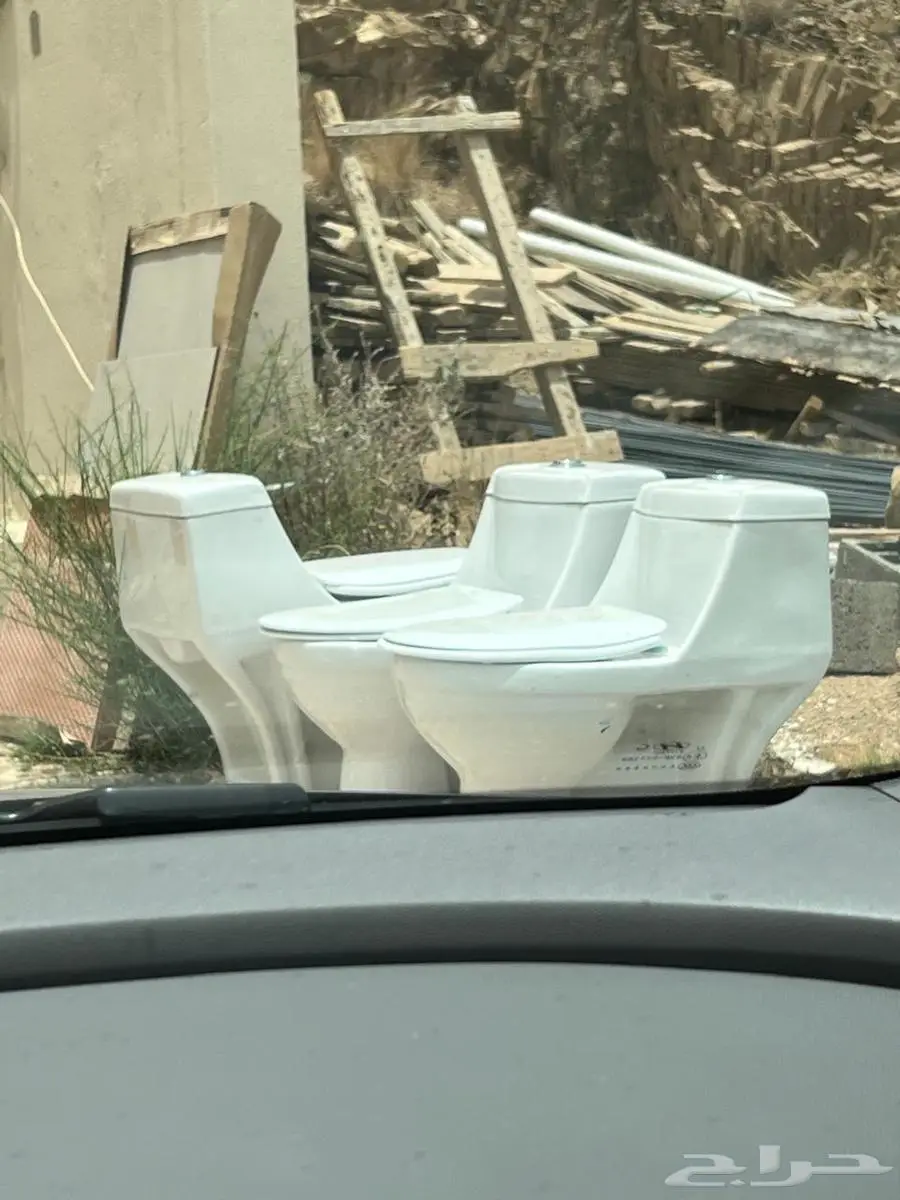 اثاث مستعمل نظيف للبيع مغاسل وكراسي افرنجي وطاولات 2