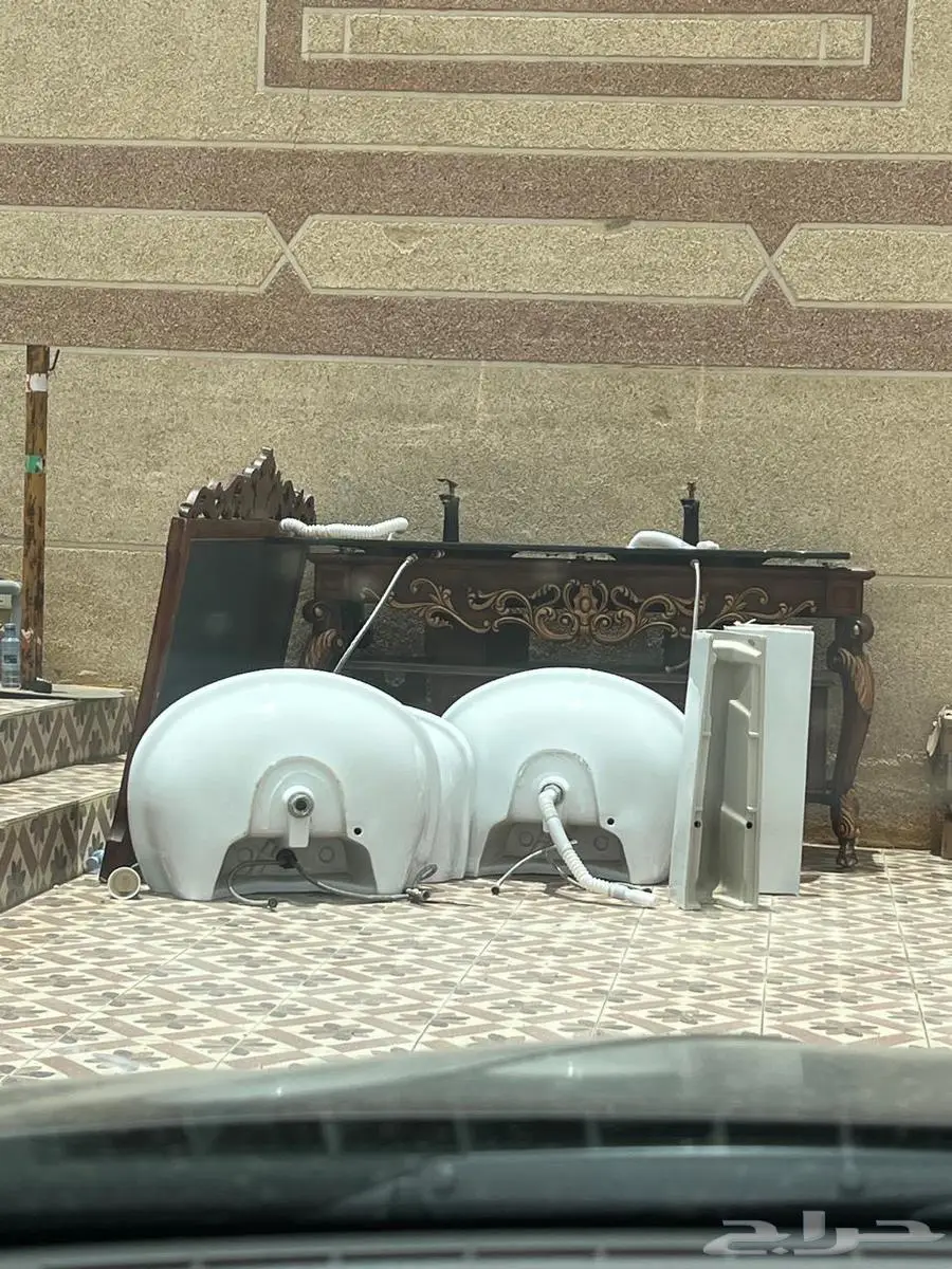 اثاث مستعمل نظيف للبيع مغاسل وكراسي افرنجي وطاولات 3