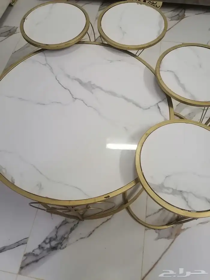 طاوله معها أربعه خدمه 0