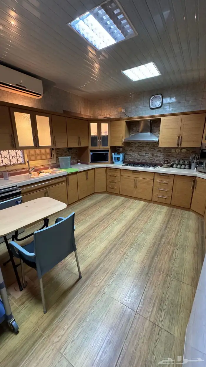 للبيع فلة سكنية على شارع 30م 11