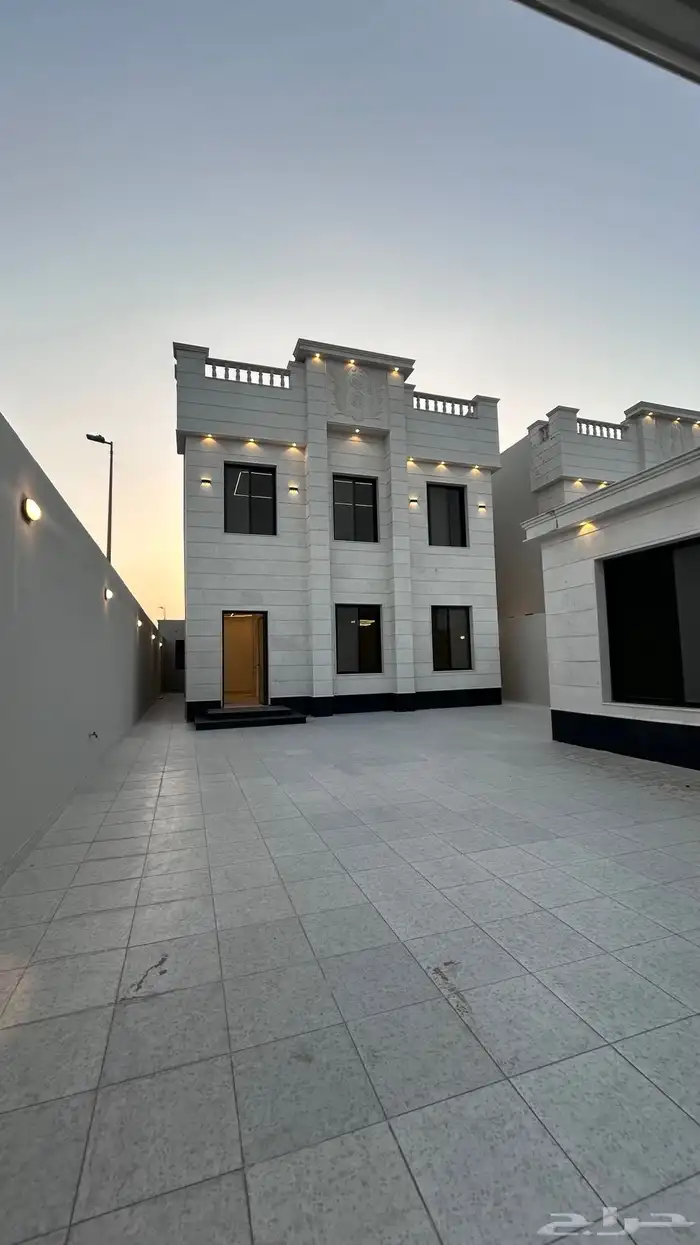 فيلا شرقيه مساحه 480 في حي الامواج العزيزيه شارع 30 1