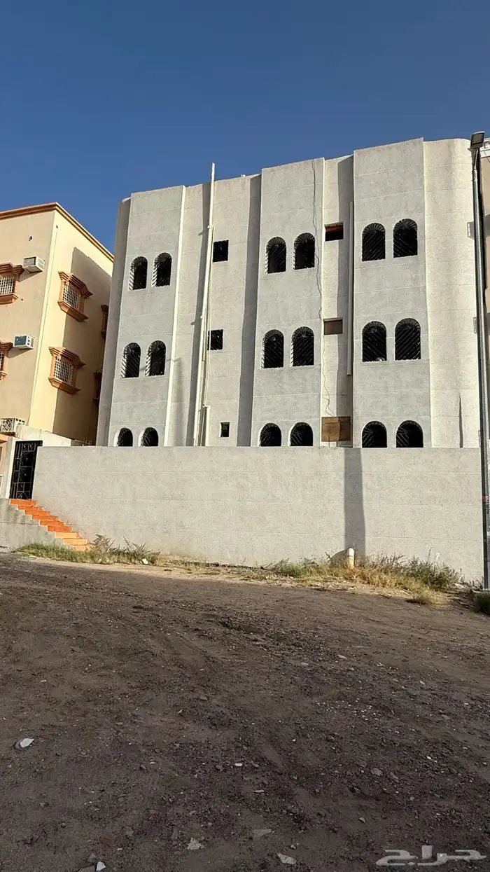 للبيع عماره ثلاث ادوار على واجهتين وحديقه 1