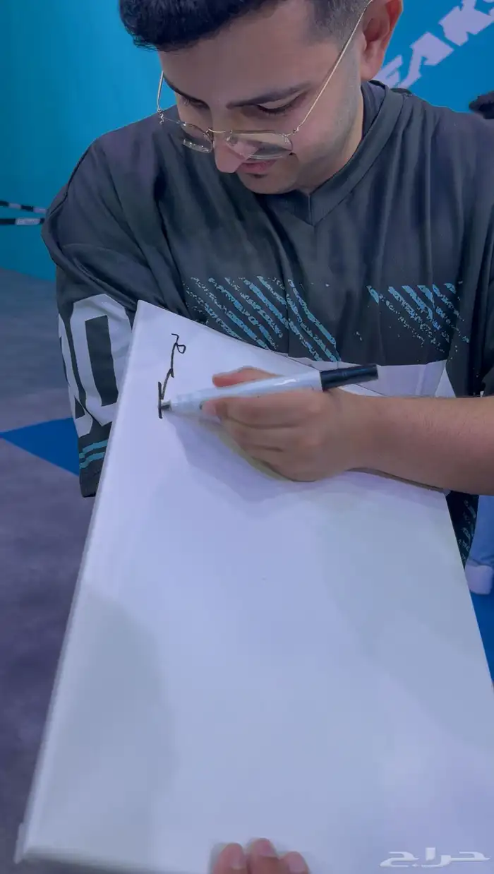 لوحة موقعة من 21 يوتيوبر جميع اليوتيوبرز في الصور 21