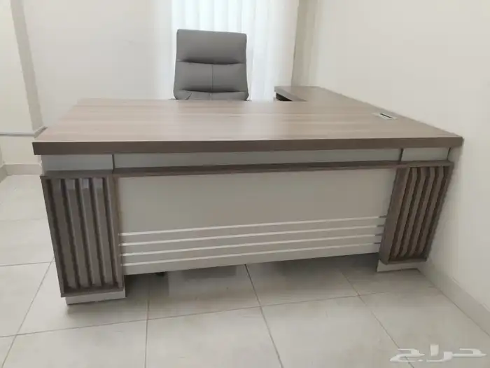 لو مكاتب موجود مع كراسي 35