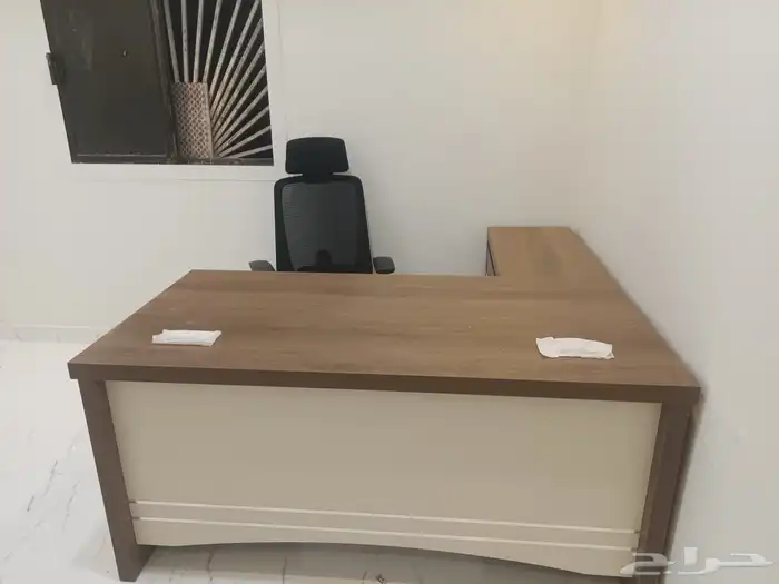 لو مكاتب موجود مع كراسي 14