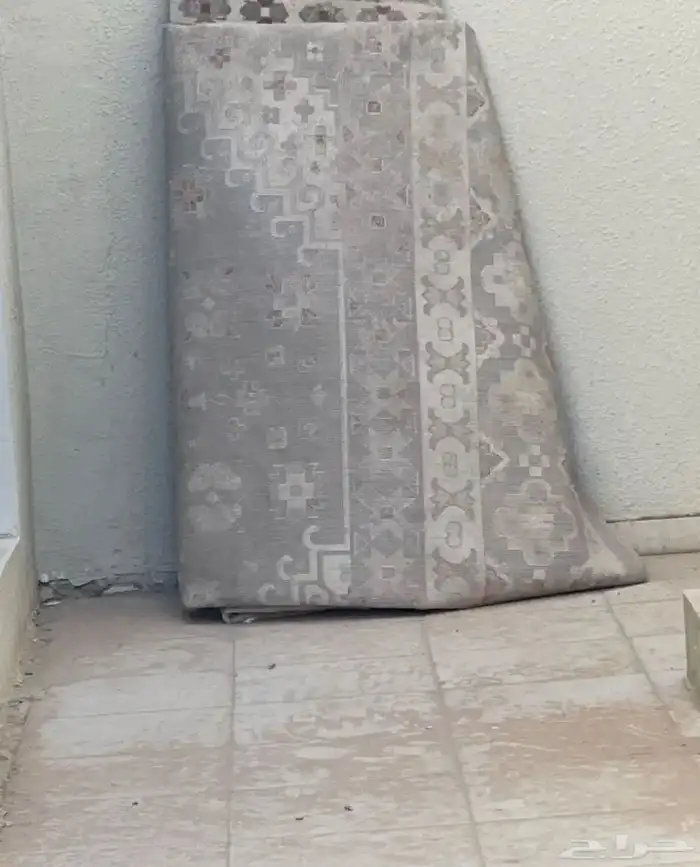 كنب حرف L مع سجاد. وطاولات 3