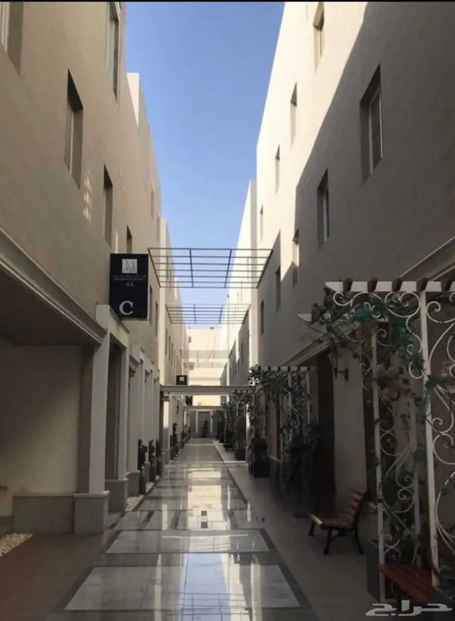 للبيع شقه بحي الملقا 2