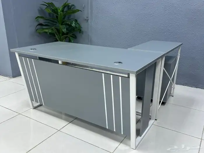 لو مكاتب موجود مع كراسي 19