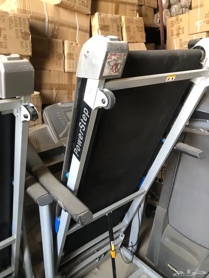 مكينه خياطه وملابس رياضيه. واحذيه رياضيه مستودع كامل للبيع 1