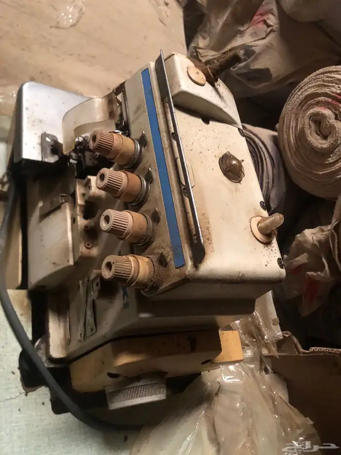 مكينه خياطه وملابس رياضيه. واحذيه رياضيه مستودع كامل للبيع 28