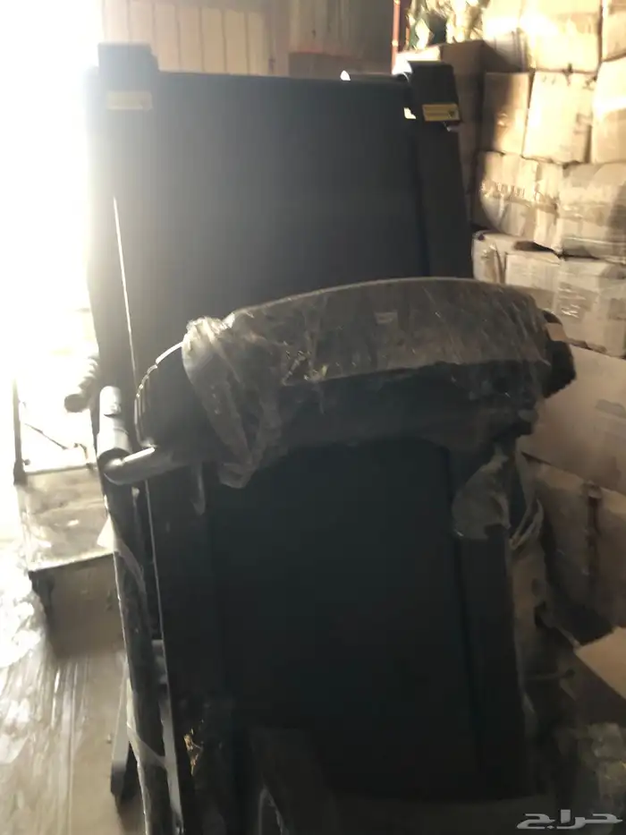 مكينه خياطه وملابس رياضيه. واحذيه رياضيه مستودع كامل للبيع 6