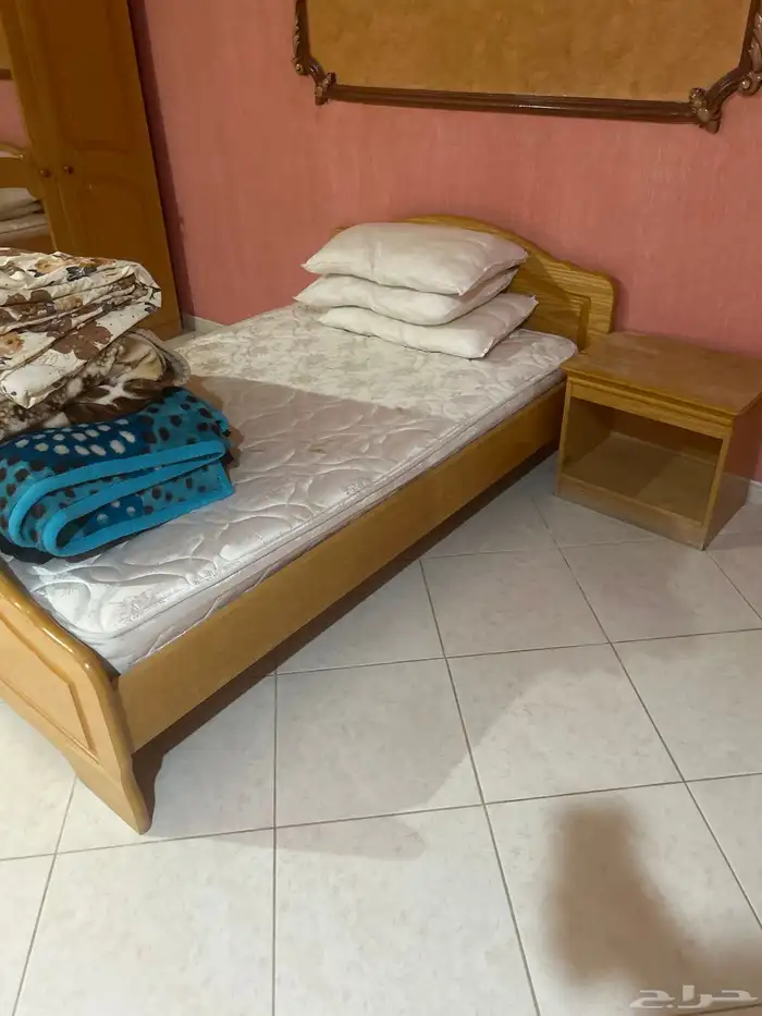 اثاث للبيع أسرة كنبات مكاتب طاولات 17