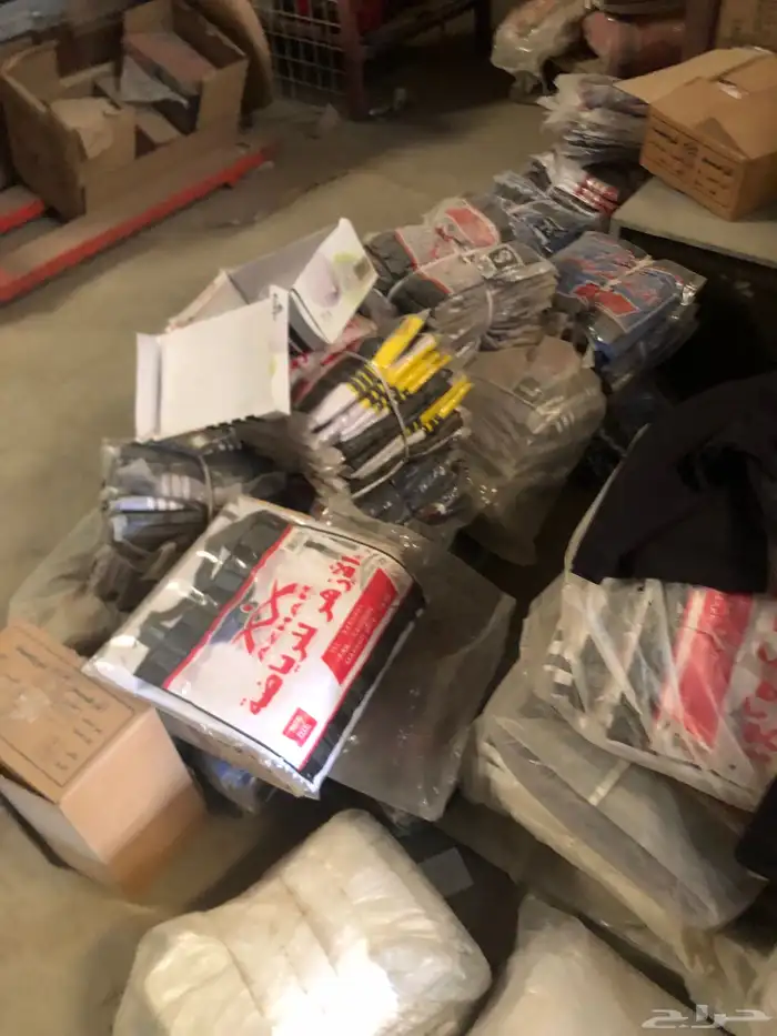 مكينه خياطه وملابس رياضيه. واحذيه رياضيه مستودع كامل للبيع 12