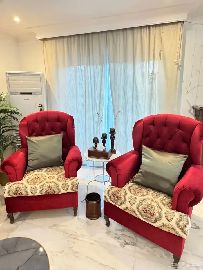 كنب نظيف جدا ومتين للبيع مع الطاولات ب500 1