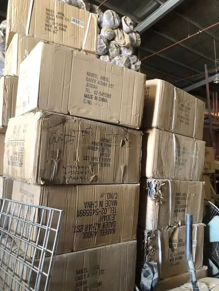 مكينه خياطه وملابس رياضيه. واحذيه رياضيه مستودع كامل للبيع 3