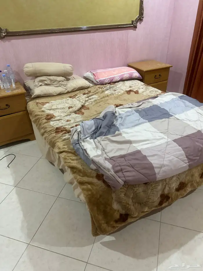 اثاث للبيع أسرة كنبات مكاتب طاولات 14