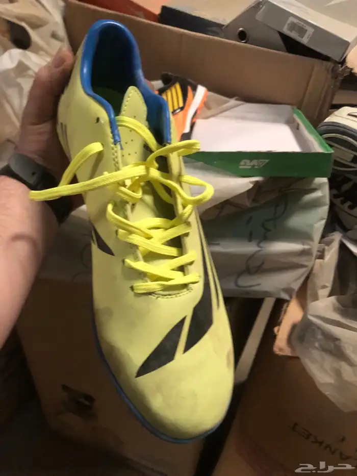 مكينه خياطه وملابس رياضيه. واحذيه رياضيه مستودع كامل للبيع 19