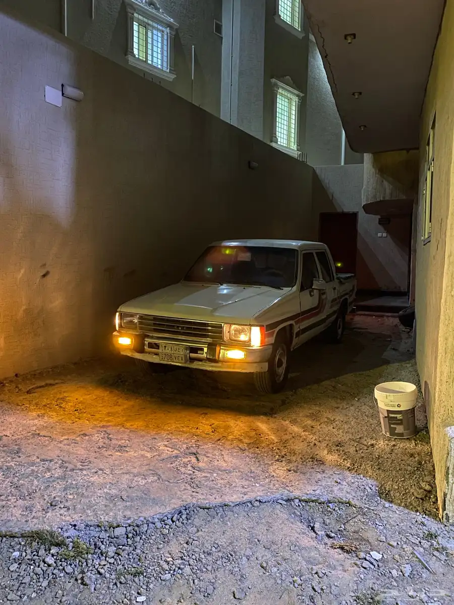 سلام عليكم اعرض لكم.هايلكس موديل 1987 2