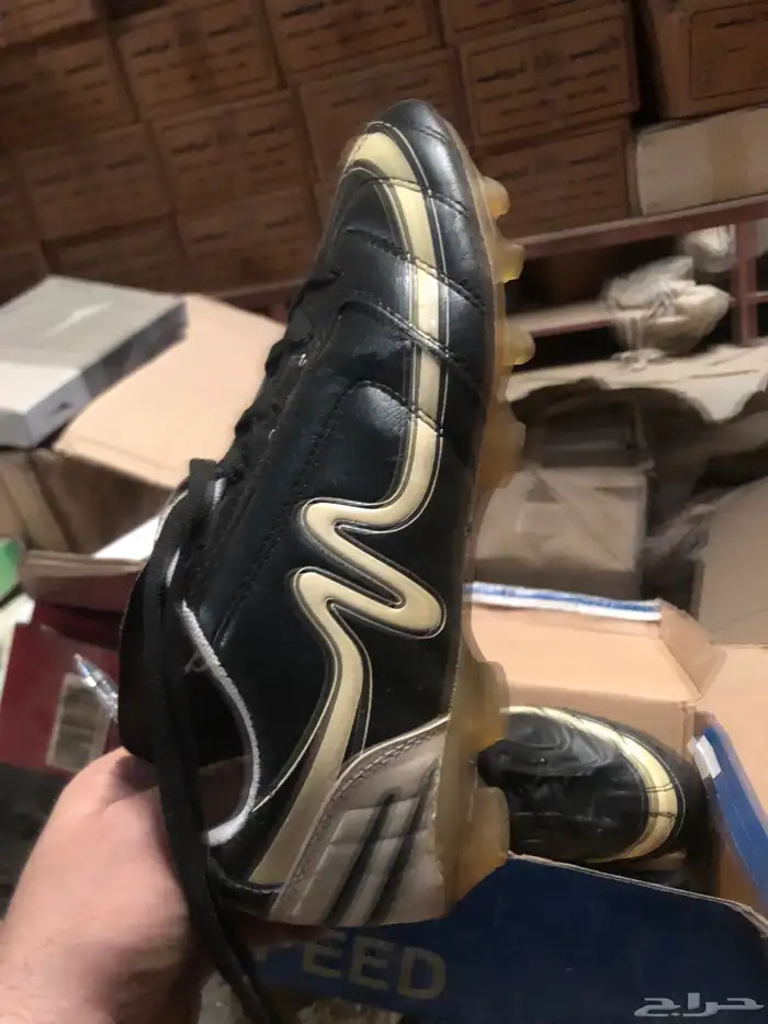 مكينه خياطه وملابس رياضيه. واحذيه رياضيه مستودع كامل للبيع 17