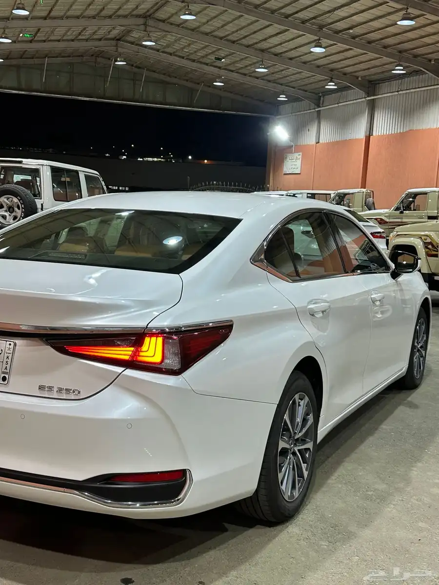 لكزس ES250 سعودي فئه AA بنزين 2024 7
