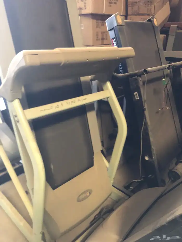 مكينه خياطه وملابس رياضيه. واحذيه رياضيه مستودع كامل للبيع 8