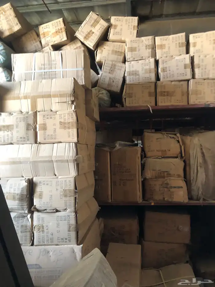 مكينه خياطه وملابس رياضيه. واحذيه رياضيه مستودع كامل للبيع 4