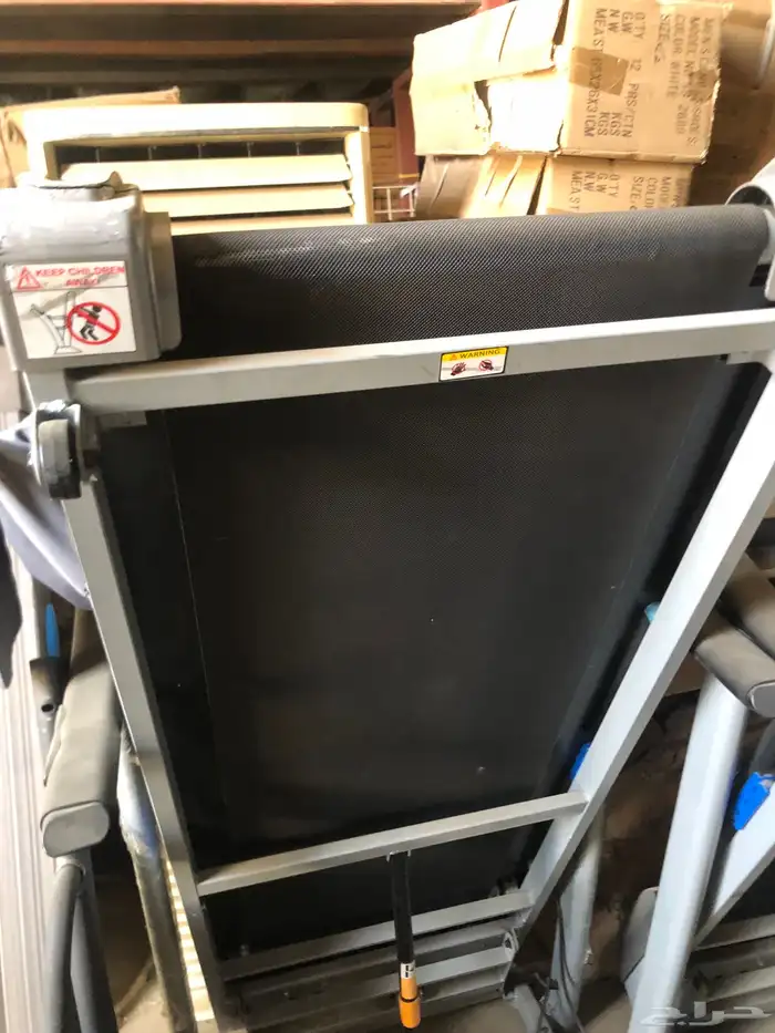 مكينه خياطه وملابس رياضيه. واحذيه رياضيه مستودع كامل للبيع 2