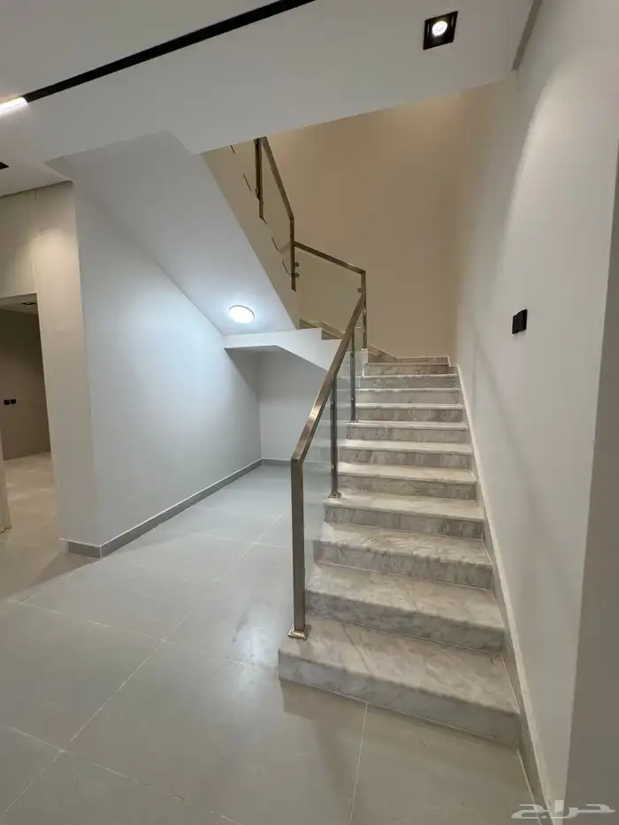 للبيع تاون هاوس بمساحه مميزه حي الجنادريه 4