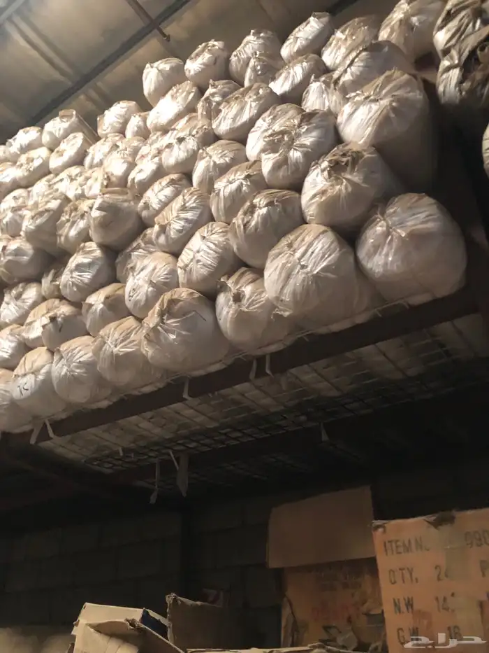 مكينه خياطه وملابس رياضيه. واحذيه رياضيه مستودع كامل للبيع 25