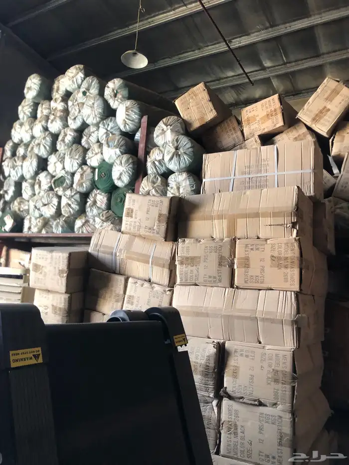 مكينه خياطه وملابس رياضيه. واحذيه رياضيه مستودع كامل للبيع 5