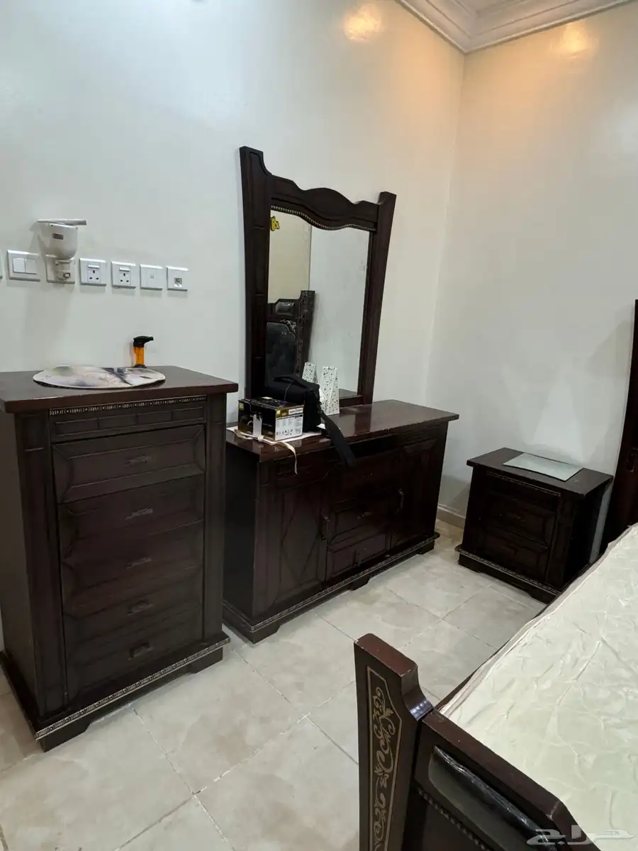 للبيع غرفة نوم  فرن   سير كهربائي   كنب 5
