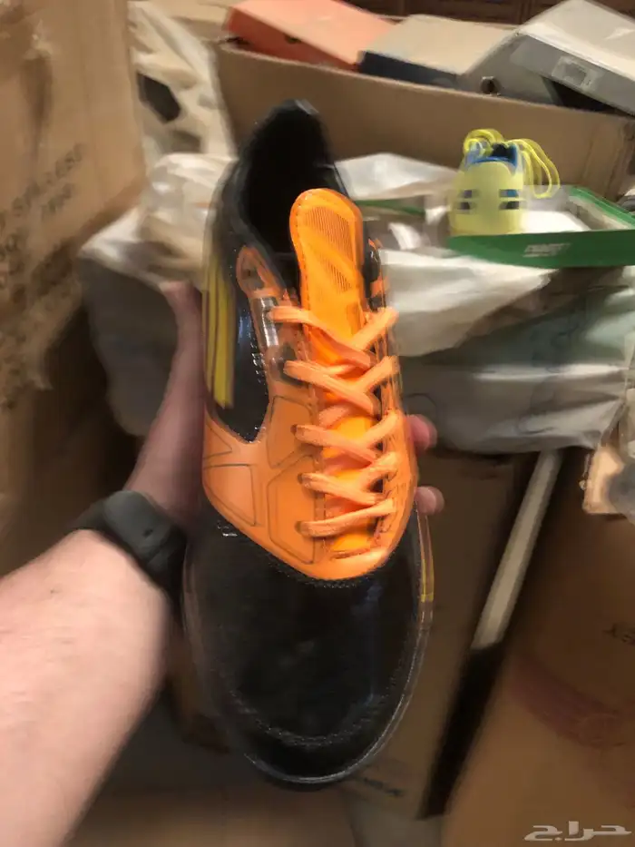 مكينه خياطه وملابس رياضيه. واحذيه رياضيه مستودع كامل للبيع 20