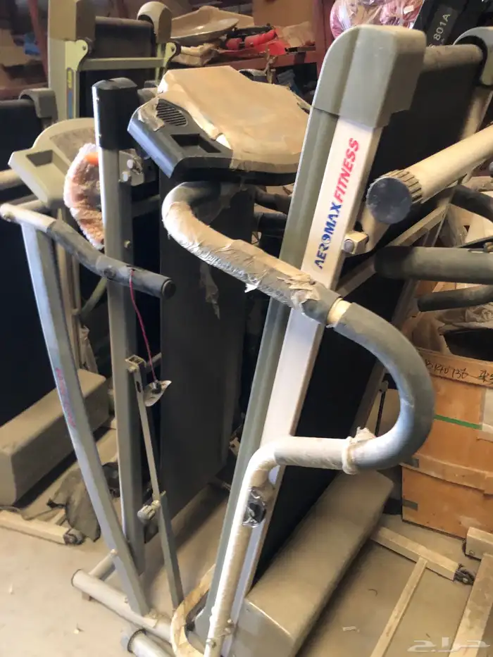 مكينه خياطه وملابس رياضيه. واحذيه رياضيه مستودع كامل للبيع 10