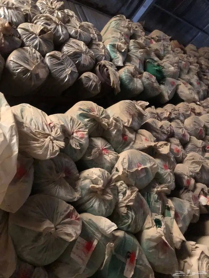 مكينه خياطه وملابس رياضيه. واحذيه رياضيه مستودع كامل للبيع 24