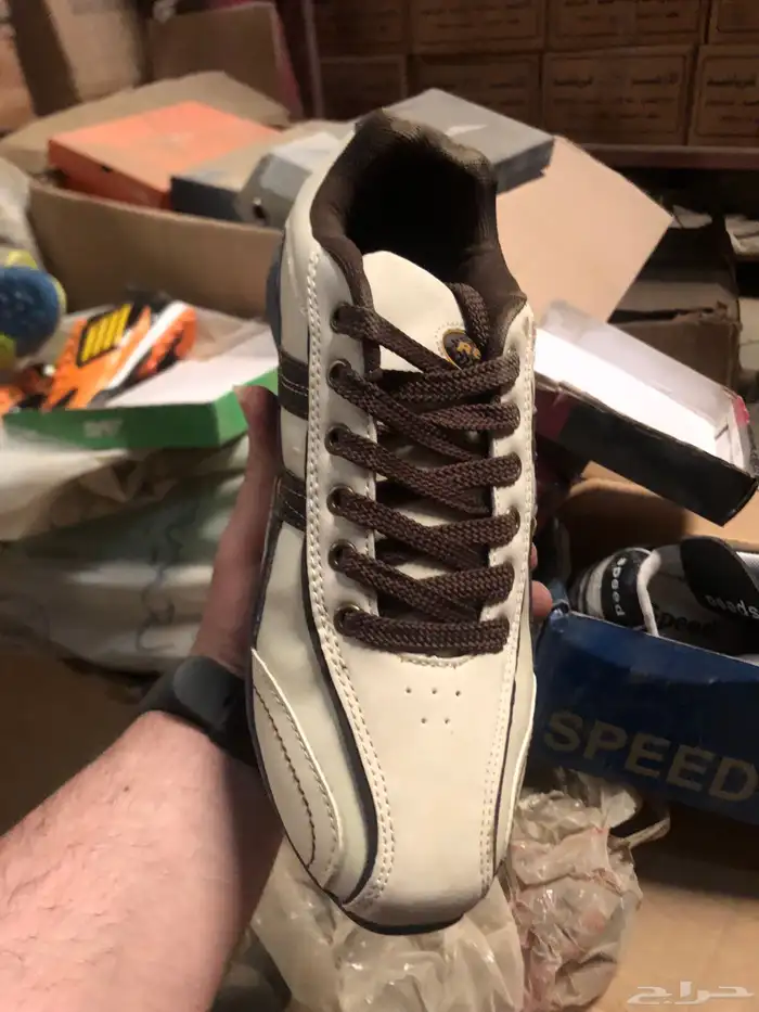 مكينه خياطه وملابس رياضيه. واحذيه رياضيه مستودع كامل للبيع 18