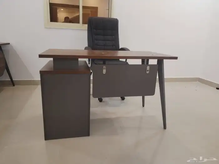 لو مكاتب موجود مع كراسي 41